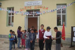 Доброволци от холандското посолство участват в боядисването на училището във Видраре