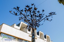 Ремонтираха „Дървото на щастието” пред Обредния дом