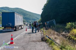 Временно движението при км 26 на АМ „Хемус“ в посока Варна се осъществява в изпреварващата лента, поради аварирал тежкотоварен автомобил