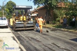 И под новоположения асфалт на ул. „Беласица” в Трудовец започна да извира вода 