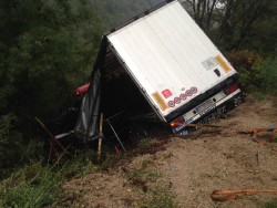 ТИР се хвърли в дере