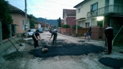 Врачежани кърпят дупки по улица в селото за своя сметка