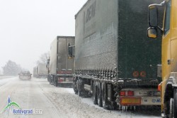Спряха движението на камиони по „Хемус” заради снега