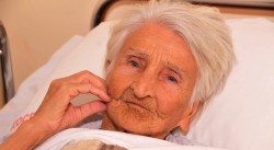83-годишната баба, която 3 месеца живя в МБАЛ Бургас, вече е в социален дом