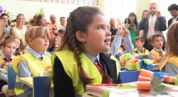 Поредно безумие в буквар, децата учат за надменен джип на мутра