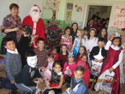 Дядо Коледа зарадва най-малките в ОУ"Отец Паисий" - Врачеш
