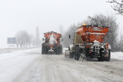 В област София дежурни екипи и специализирана техника започнаха снегопочистването на АМ „Хемус“