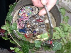 ДРЕВНА ТРАДИЦИЯ: ПЕЕНЕ НА ПРЪСТЕНИ В ГР. ЕТРОПОЛЕ