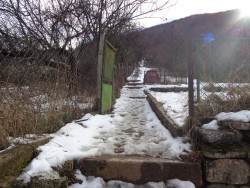 Жители на Врачеш не могат да стигнат до гробищния парк заради заледения път