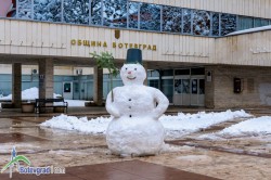 Снежен човек радва и малки, и големи в центъра на Ботевград