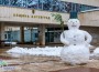 Снежен човек радва и малки, и големи в центъра на Ботевград