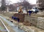 Възстановяват срутилата се част от стената на коритото на Стара река