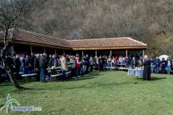 Десетки жители и гости на Врачеш празнуваха заедно Трифон Зарезан при ловната хижа в селото 