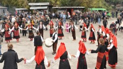 200 българи играят хоро пред 3,5 млн. души в Делхи