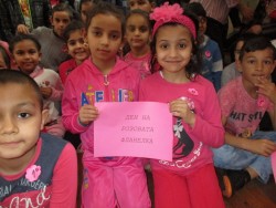 Учениците на ОУ „Васил Левски” изразиха своята съпричастност към хората, станали жертви на тормоз и насилие