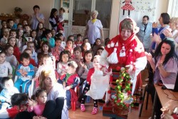 Баба Марта гостува на ОДЗ „Иглика” и ЦДГ „Синчец”