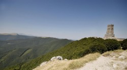 Стотици изкачиха стъпалата към връх Шипка, за да отдадат почит на загиналите за свободата на България  