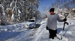 Обилен снеговалеж в Родопите затруднява движението на коли