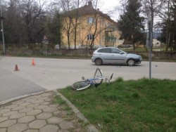 Колоездач е блъснат при гимназията в Ботевград