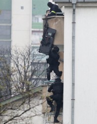 Стрелба по полицай и над 20 часа барикада на психично болния в "Стрелбище"