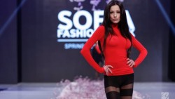 Роси Иванова показа силиконовите си гърди на модно дефиле 