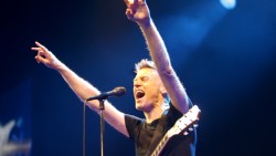 Броим 120 лева за Браян Адамс