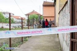 По заповед на ДНСК събарят принудително незаконна къща в Ботевград /допълнена/