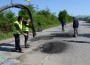 Асфалтират дупките по пътния участък зад ЕПИК по нова технология