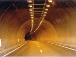 На 19 и 20 април движението в тунел „Правешки ханове“ на АМ „Хемус“ ще се осъществява двупосочно в тръбата за София