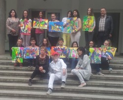 Иван Яхнаджиев рисува с гимназистите