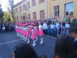 ОУ„Н. Й. Вапцаров” отбеляза Деня на Земята с голямо тържество в двора на училището