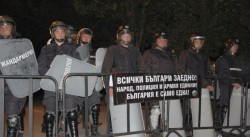 Кметът: Протестът в Раднево е окървавен от футболни фенове