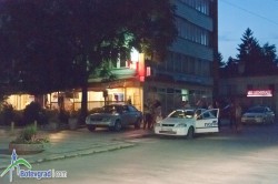 Млад водач влезе в ресторант с лек автомобил