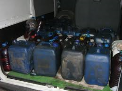 Полицаи иззеха от етрополец три пластмасови туби с дизелово гориво