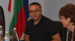 Учебните занятия започват след 8.00 часа, втора смяна учи най-късно до 19.00 часа