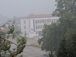 Обилен дъжд и градушка в Етрополе 