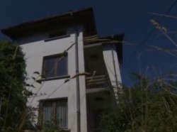 Къщата на ужасите на "Наглите", в която бе държан Румен Гунински, е  обявена за продан