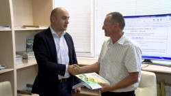 Зам.-министър Грудев днес връчи 1 000-ия безвъзмезден бизнес план на Стефан Стефанов от Ботевград