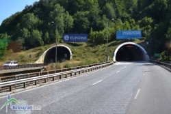 Шофьорите да се движат с повишено внимание в тунел "Витиня" на АМ "Хемус" в посока София поради аварирал автобус