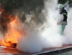 Запалиха лекотоварен автомобил „Мицубищи“ в Трудовец