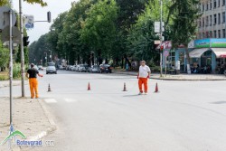 Започна боядисването на пешеходните пътеки в Ботевград, правят две 3D пътеки
