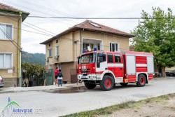 Голям пожар във Врачеш унищожи бъчварски работилници и стопански постройки