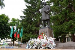 Половин век паметникът на Христо Ботев краси централния площад на Ботевград