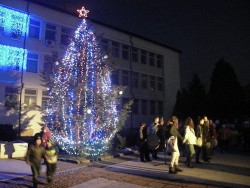 ОЧАКВАНО: новогодишната елха на централния площад
