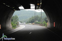Заради аварирал ТИР на АМ „Хемус“, в тунел „Ечемишка“, движението се пренасочва по стария път София - Ботевград