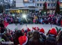 Дядо Коледа слезе отвисоко и запали светилните на коледната елха в Ботевград