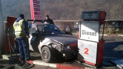 Лек автомобил катастрофира в бензиностанция
