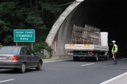 Възстановено е движението през тунел "Ечемишка"