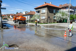 Пролетното измиване на улиците в Ботевград продължава
