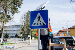 Започна монтирането на соларни предупредителни знаци за пешеходна пътека 